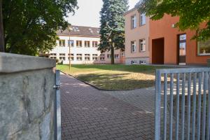 Exteriér a interiér školy